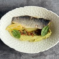 Сибас с картофельно-шпинатным пюре и овощной сальсой в Vivant