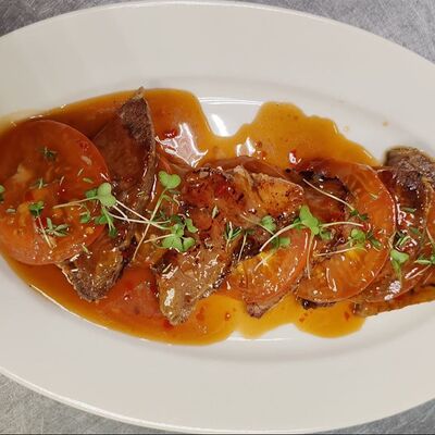 Буженина с томатами в остро-сладком соусе в Моне по цене 850 ₽