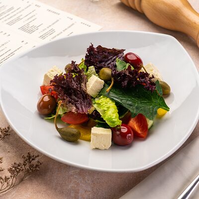 Овощной салат с нежной брынзой в Абрамовъ по цене 830 ₽