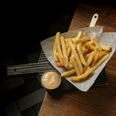 Картофель фри с соусом гольф в Ватерлоо по цене 520 ₽