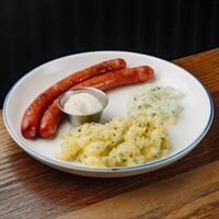 Колбаски Егерь с мятым картофелем и маринованным луком в Ватерлоо