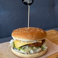 Бургер с курицей и соусом Строганов в Про Тесто