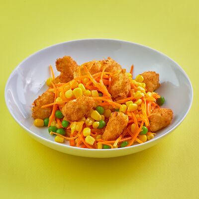 Салат из моркови и кукурузы с хрустящей курочкой в Баклажан в ТЦ 