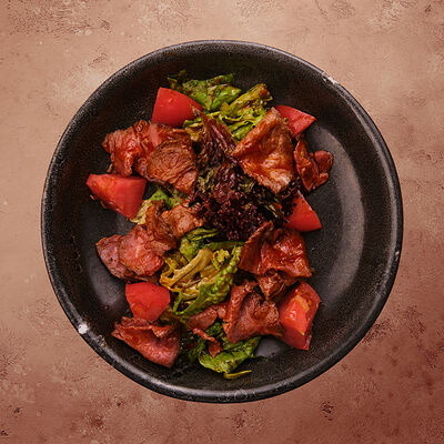 Салат с ростбифом в The Pivo по цене 350 ₽