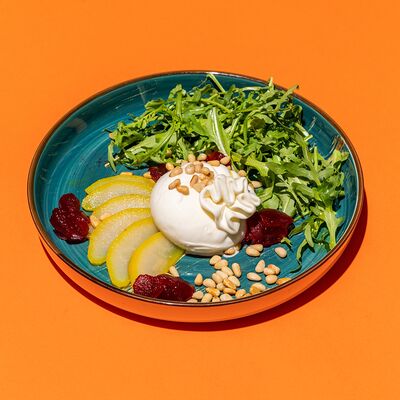 Буррата с пряной грушей в Kiss по цене 690