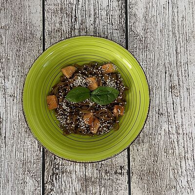 Японская лапша соба с семгой и кунжутом в Луна Рыба по цене 380 ₽