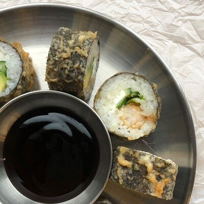 Жареный ролл с креветкой в темпуре и огурцом в Da Sushi по цене 17 р.