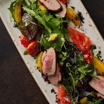 Салат с утиной грудкой, апельсином и сыром горгонзола в MeatBarrique по цене 960 ₽