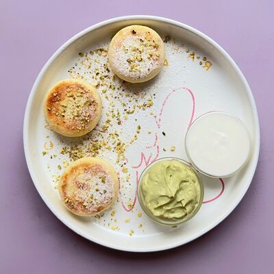 Сырники с фисташковым кремомв Кружок по цене 550 ₽