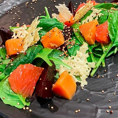 Салат с печеной свеклой и форелью в Дом купчихи Морозовой по цене 860 ₽
