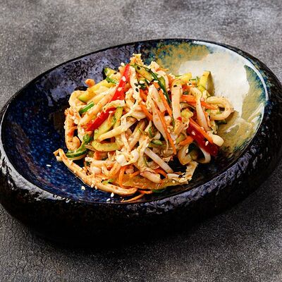 Пикантный японский салат с кальмаром в Sushi & More по цене 380 ₽