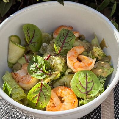 Зеленый салат с креветкамив Современники по цене 1150 ₽
