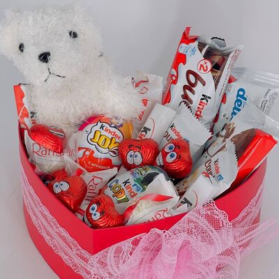Сладкий подарок с Kinder шоколадом и мягкой игрушкойв Дарите красиво по цене 4199 ₽