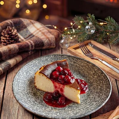 Чизкейк Сан-Себастьян с вареньем из кизила в ресторан 