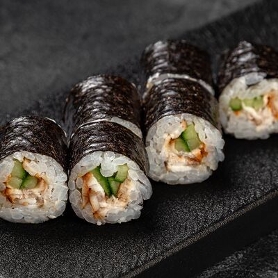 Маки Угорь-огурец в Harumi по цене 453 ₽