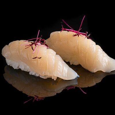 Онигири с гребешком в Lucky fish по цене 110 ₽