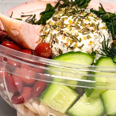 Боул с курицей на рисовой подушкев Coffemollka по цене 350 ₽