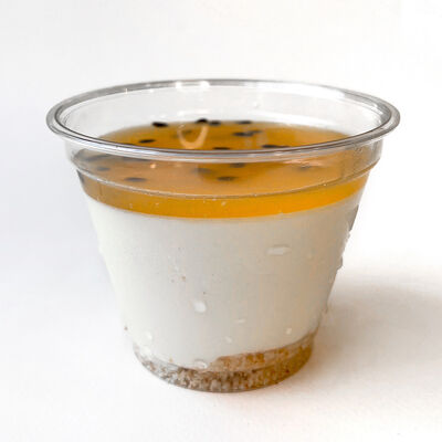 Десерт в стакане Чизкейк манго-маракуйя в Fastbento по цене 236 ₽