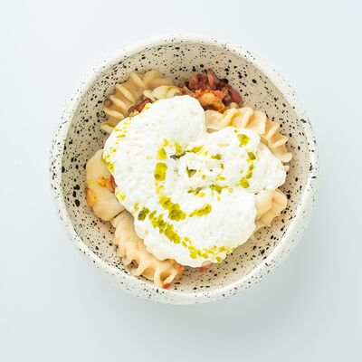 Вареники с картофелем, беконом, жареным луком и сырным муссом в Неспешник по цене 720 ₽