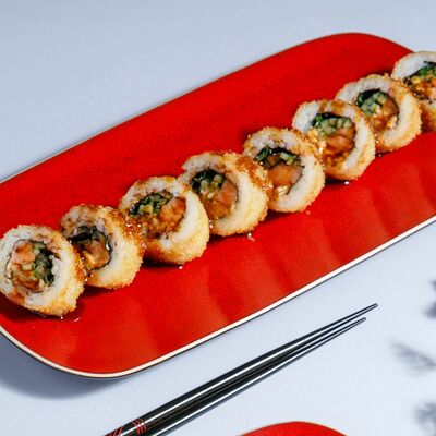 Жареный ролл со спайси-угрем, луком чивис, огурцом, пряным лососем в Сушки на макушке по цене 590