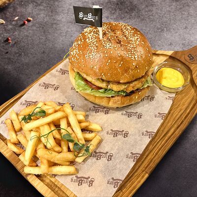 Бургер с куриной котлетой в BierBurg по цене 649 ₽