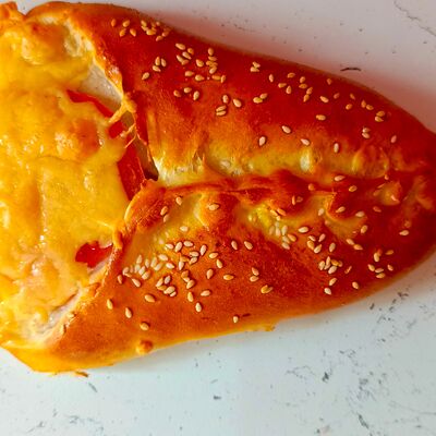 Кармашек с мясом и сыром в Вкусно еда по цене 249 ₽