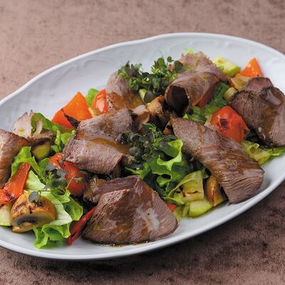 Тёплый салат с ростбифом и овощами гриль в Chento по цене 710 ₽
