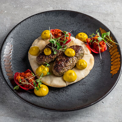 Люля-кебаб из ягнёнка на постной лепешке с хумусом из батата и томатной пастой в КрабыКутабы по цене 930 ₽