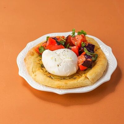 Пряная лепешка с бурратой и томатами в Маймун по цене 1390