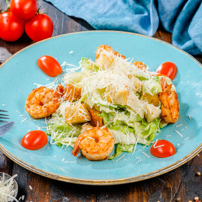 Салат Цезарь с креветками в Роял Палас по цене 760 ₽