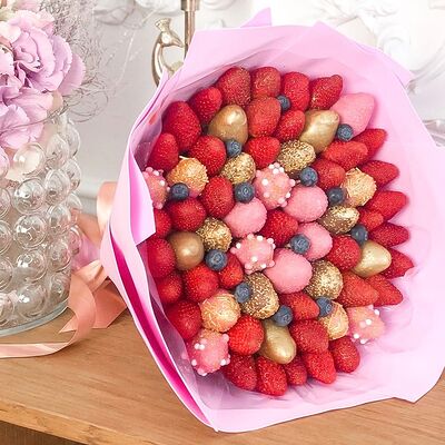 Букет Sweet love в Berry Mood по цене 3700 ₽