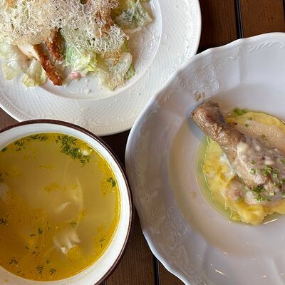 Салат цезарь + Куриный суп + Куриная голеньв Gonzo по цене 770 ₽