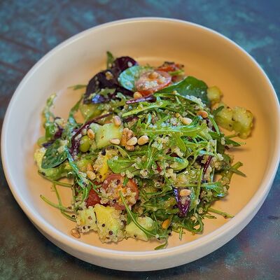 Салат с киноа и авокадо в Павлин 2.0 по цене 590 ₽