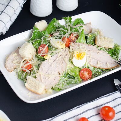 Салат Цезарь с индейкой в Ваф и Раф по цене 320 ₽