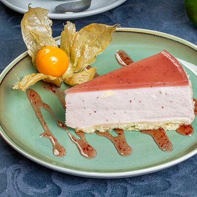 Чизкейк клубничный в Космос по цене 290 ₽