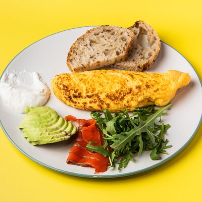 Омлет со слабосолёной неркой и кремом из козьего сыра в Лу по цене 890 ₽