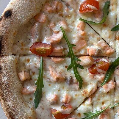 Пицца с лососем и ореховым соусом в Корица по цене 995 ₽