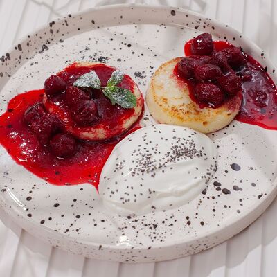 Сырники со сметаной и вишнейв En Ferio по цене 400 ₽