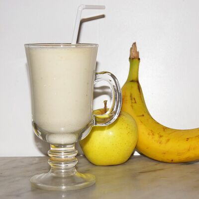 Коктейль из молока, банана и яблока с мороженым в Халяль по цене 320 ₽