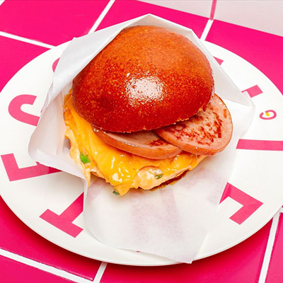 Утренняя булочка с колбасой в Eggsellent по цене 580 ₽