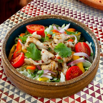 Теплый салат с индюшкой и соусом из граната в Люля любя по цене 649 ₽