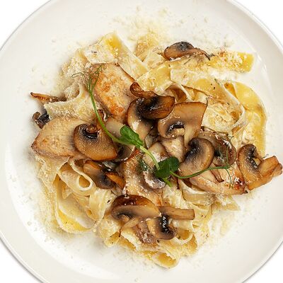 Паста с курицей и грибами в сливочном соусе в Итальянская Пиццерия по цене 629 ₽