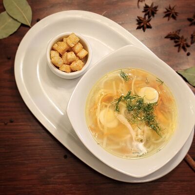 Куриный суп с лапшей в Рембрандт по цене 450 ₽