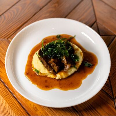 Телячьи щечки, картофельное пюре в Ресторан Невский по цене 695 ₽