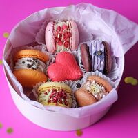 Макаруны премиум с разными вкусами в круглой коробке с сердечком в Miracle bakery