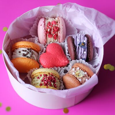 Макаруны премиум с разными вкусами в круглой коробке с сердечком в Miracle bakery по цене 2890 ₽