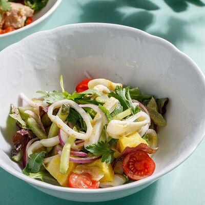 Теплый салат с кальмаром в Кукумбер по цене 345