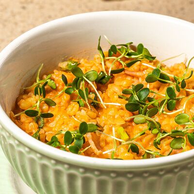 Каша из булгура с беконом, сыром и томатами в Счастливые люди по цене 650 ₽