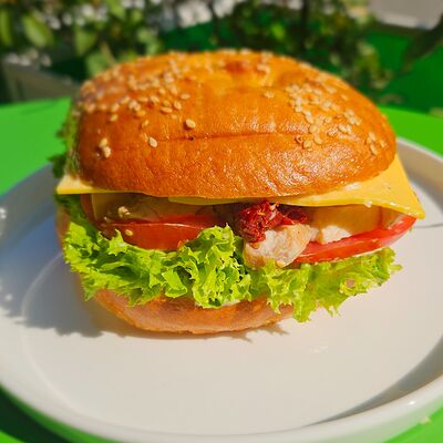 Бейгл с курицей в Сельдерей по цене 550 ₽
