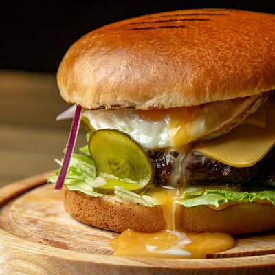 Гастро бургер с чипсами начос в Rigatoni по цене 619 ₽